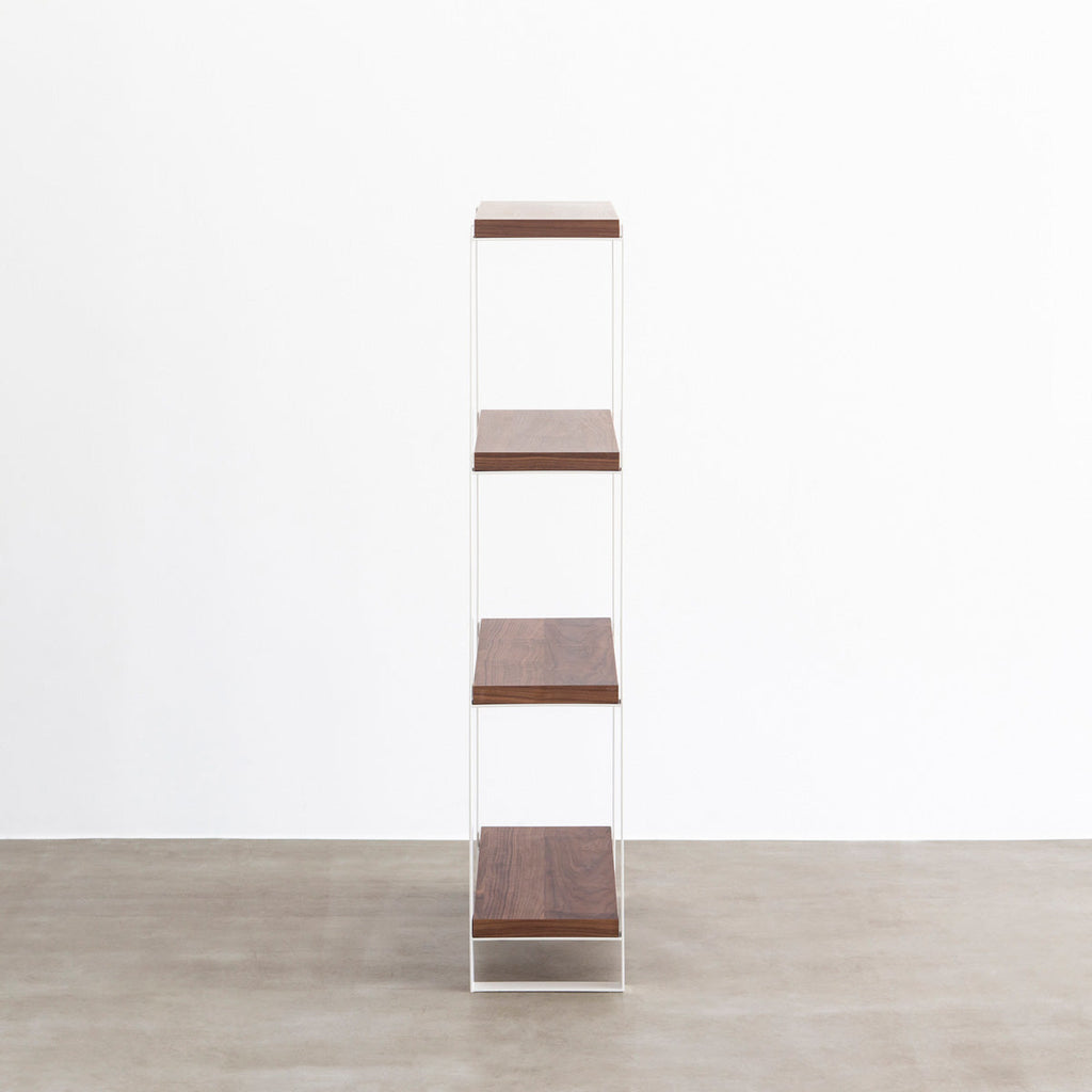 Kanademonoのウォルナットの棚板とホワイトのアイアンで製作したシェルフ（正面）