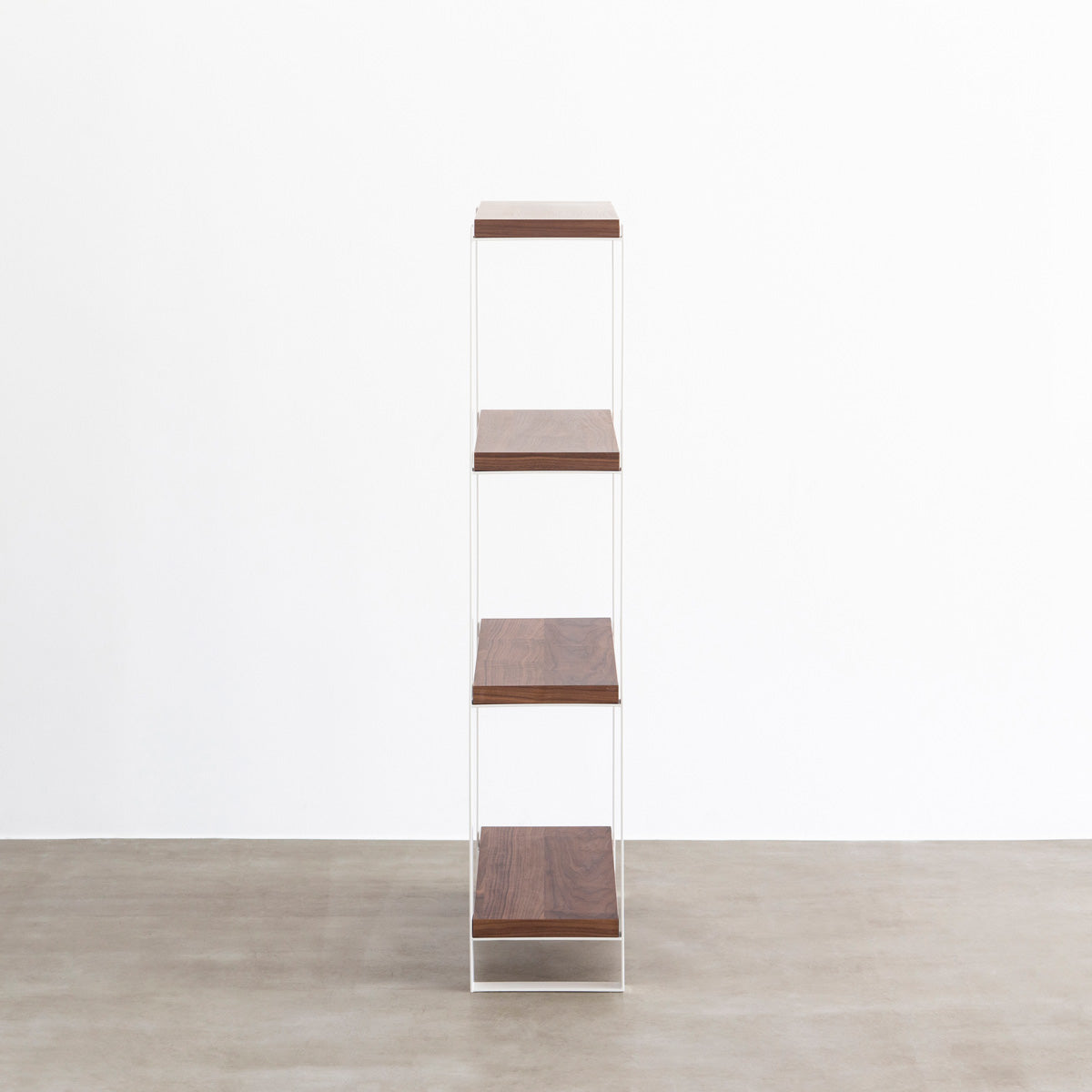 Kanademonoのウォルナットの棚板とホワイトのアイアンで製作したシェルフ（正面）