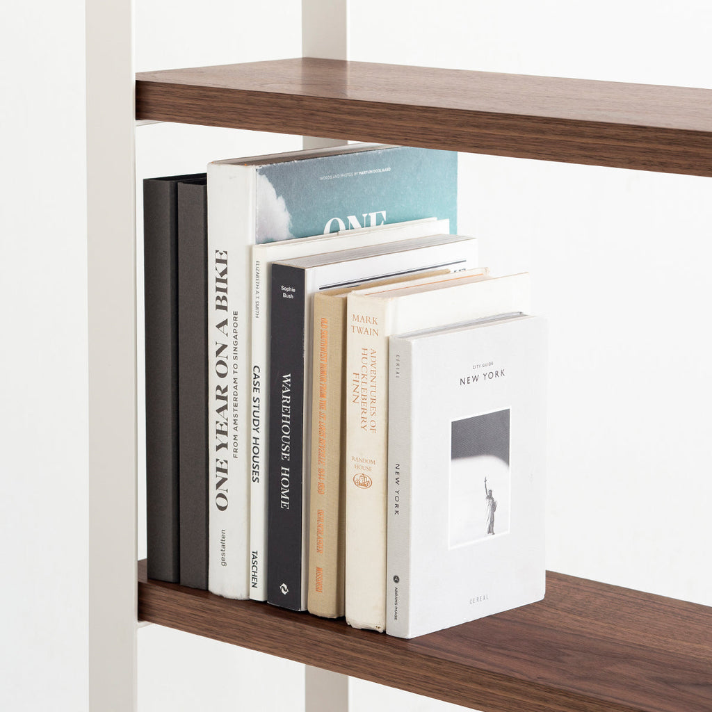 Kanademonoのウォルナットの棚板とホワイトのアイアンで製作したシェルフ（使用イメージ２）