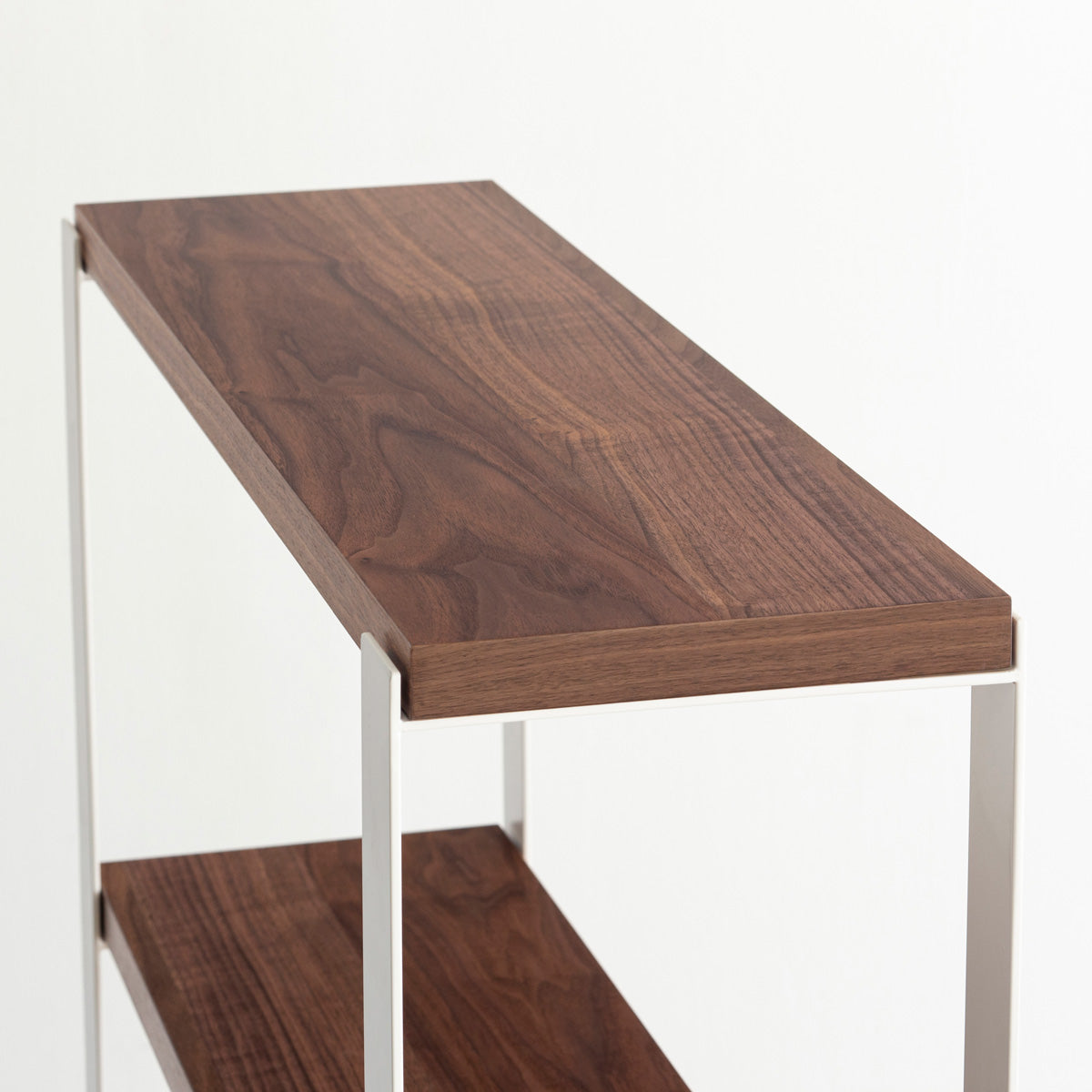 Kanademonoのウォルナットの棚板とホワイトのアイアンで製作したシェルフ（上部）