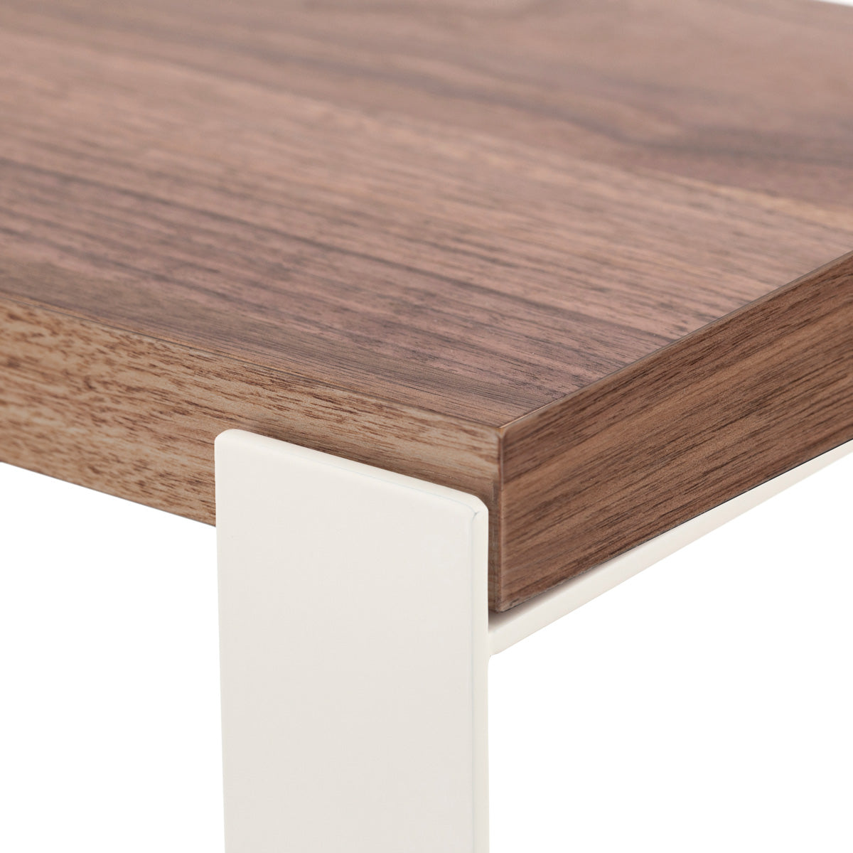 Kanademonoのウォルナットの棚板とホワイトのアイアンで製作したシェルフ（上部クローズアップ）