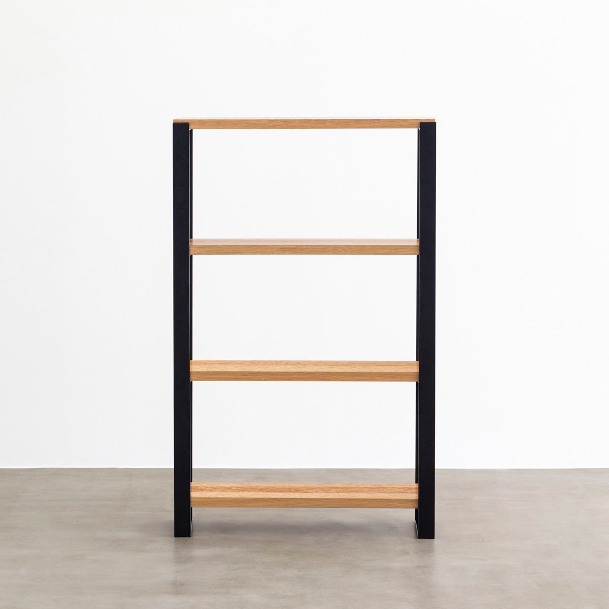 Kanademonoのホワイトオークの棚板とブラックのアイアンで製作したシェルフ（正面）