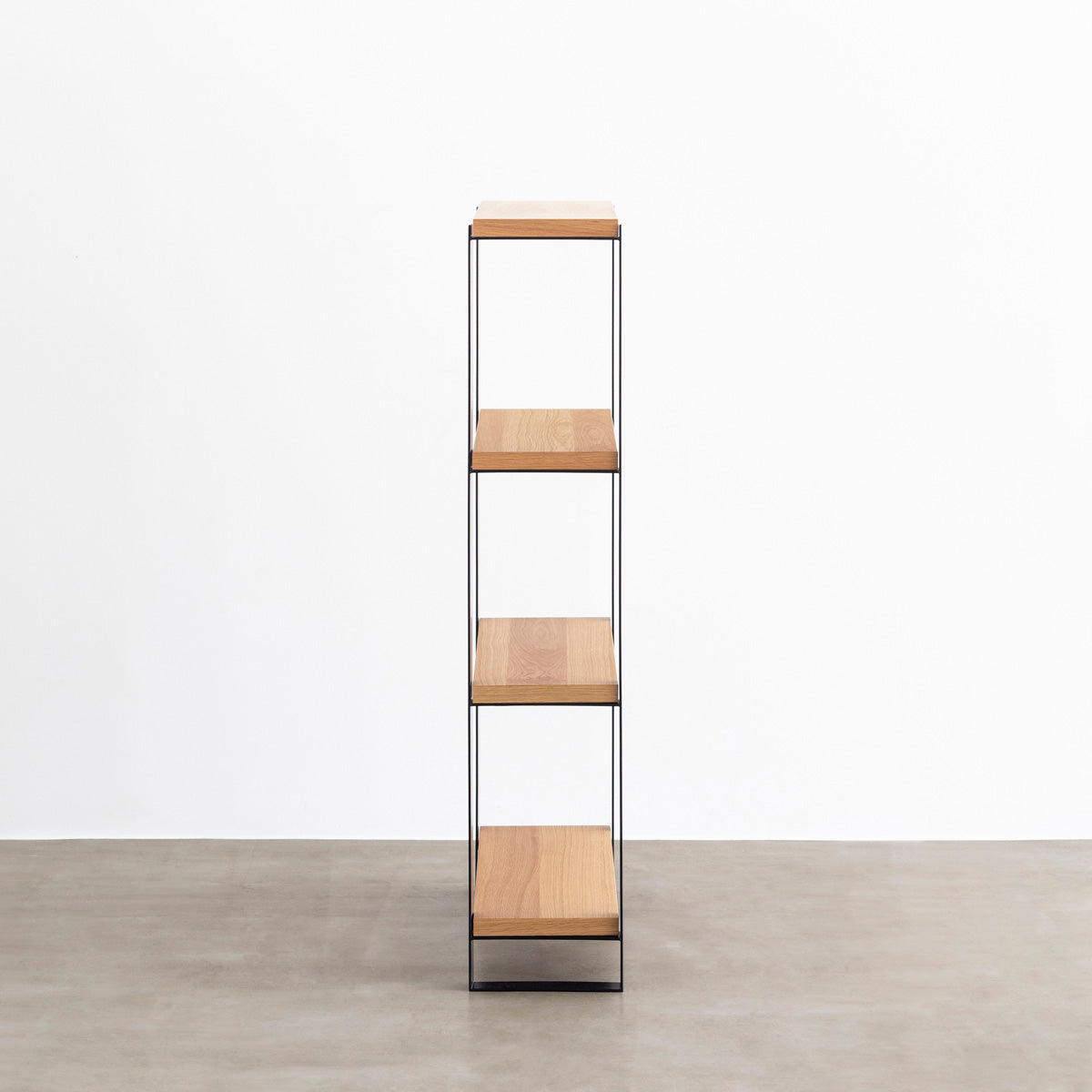 Kanademonoのホワイトオークの棚板とブラックのアイアンで製作したシェルフ（側面）