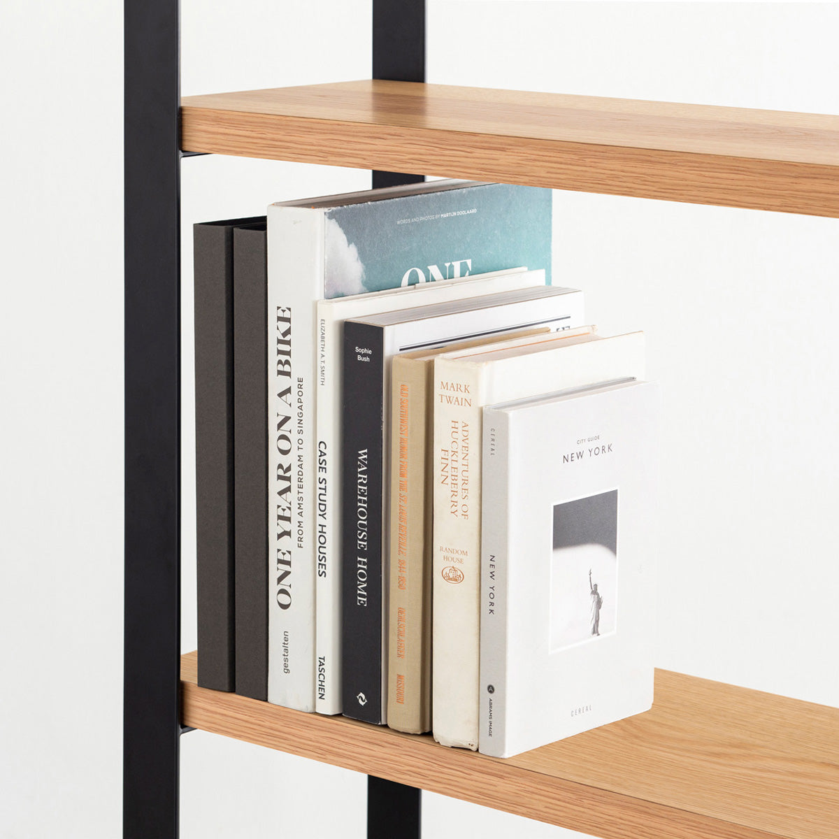 Kanademonoのホワイトオークの棚板とブラックのアイアンで製作したシェルフ（使用イメージ２）