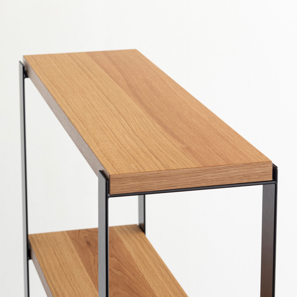 Kanademonoのホワイトオークの棚板とブラックのアイアンで製作したシェルフ（上部）