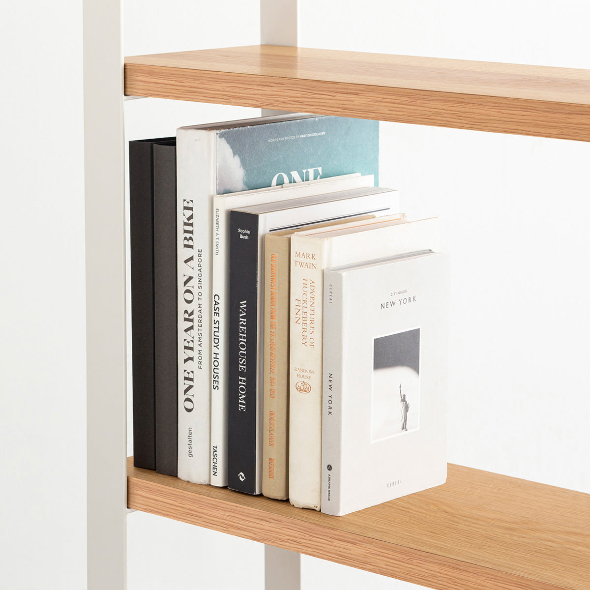 Kanademonoのホワイトオークの棚板とホワイトのアイアンで製作したシェルフ（使用イメージ２）