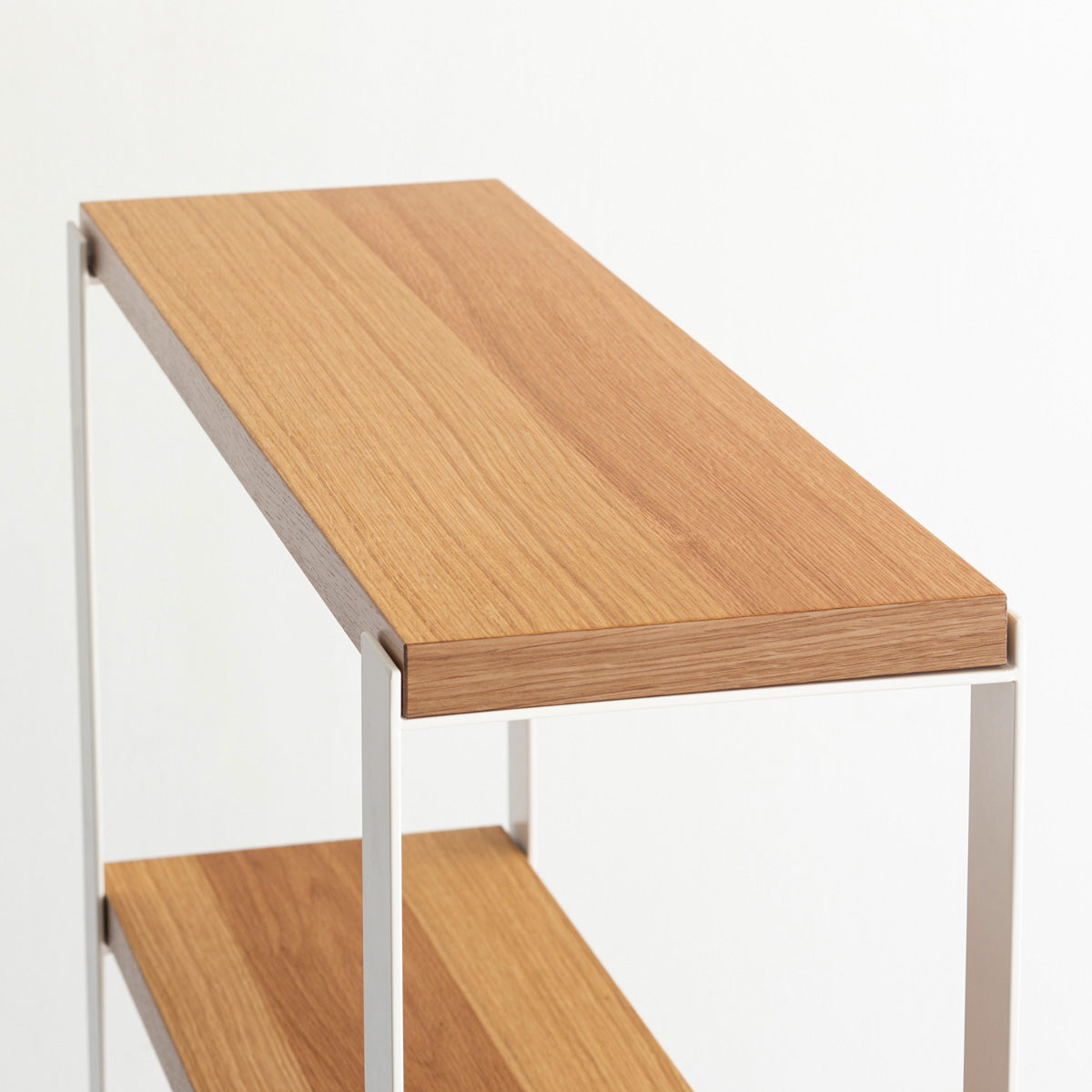 Kanademonoのホワイトオークの棚板とホワイトのアイアンで製作したシェルフ（上部）